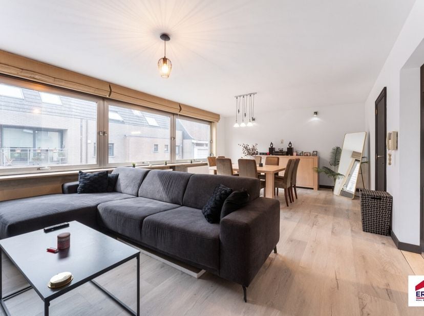 [[ DIT PAND NEEMT DEEL AAN DE ERA OPEN HUIZEN DAG OP 14/6 VAN 9:30 TOT 10:30 ]] Instapklaar en vernieuwd appartement met 3 slaapkamers en 2 terrassen