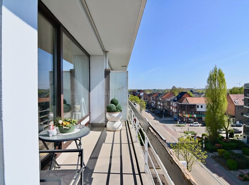 Dit knap appartement binnen de kleine en grote ring van Hasselt, is gelegen vlakbij alle voorzieningen zoals winkels, scholen, ziekenhuizen enzovoort.