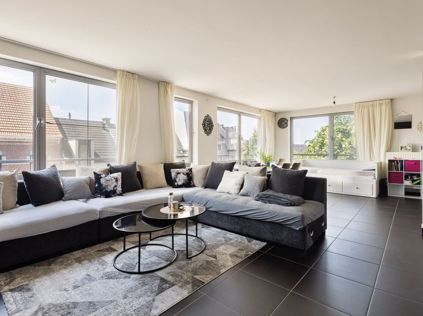 Dit instapklaar,  ruim en lichtrijk appartement bevindt zich op de tweede verdieping, in het centrum van Liezele en werd afgewerkt met kwaliteitsvolle