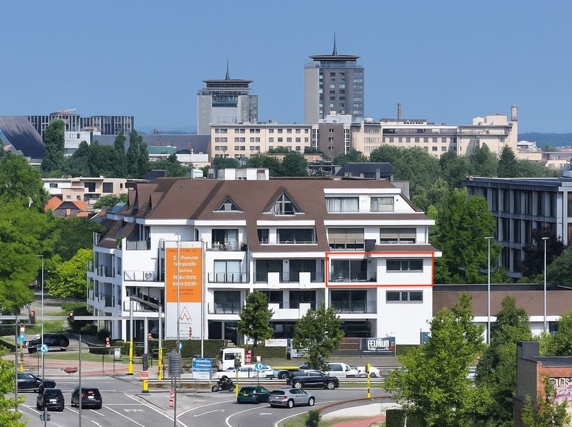 Welkom in dit prachtig gerenoveerde appartement van 125 m², gelegen aan de rand van de bruisende stad Hasselt. Dit stijlvolle en instapklare tweeslaap