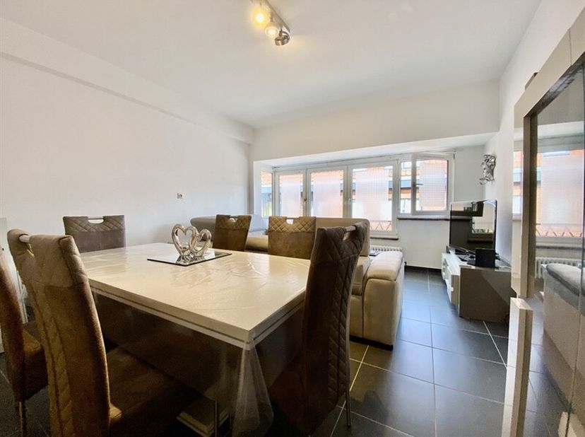 Volledig gerenoveerd appartement in een mooi gebouw, ideaal gelegen, dicht bij alle voorzieningen (treinstation, bus, scholen, winkels, supermarkten,.