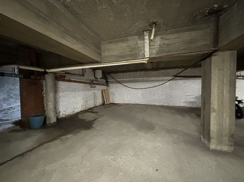 Ces 4 places de parking sont situées dans le parking souterrain d&#039;un bâtiment situé à l&#039;angle de la Groenenborgerlaan et de la Prins Boudewijnlaan. Il