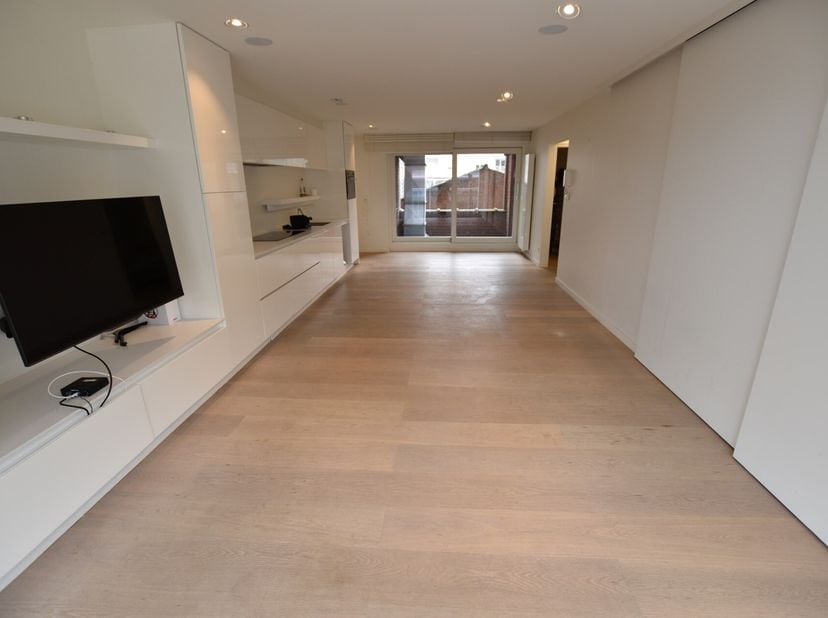 NON MEUBLÉ - Appartement unique avec vue latérale sur la mer, situé au centre de la place de la tour de lumière.&lt;br /&gt;
Disposition : hall d&#039;entrée ave