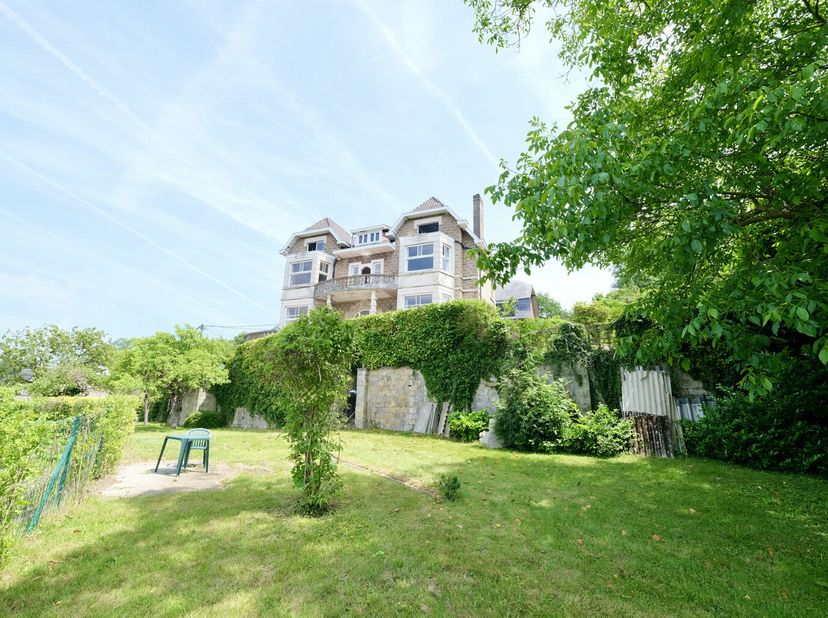 NAMUR - REF : 6840043  Villa 4 façades de caractère au fort potentiel - Située dans un quartier calme et résidentiel de Namur, cette maison de caractè