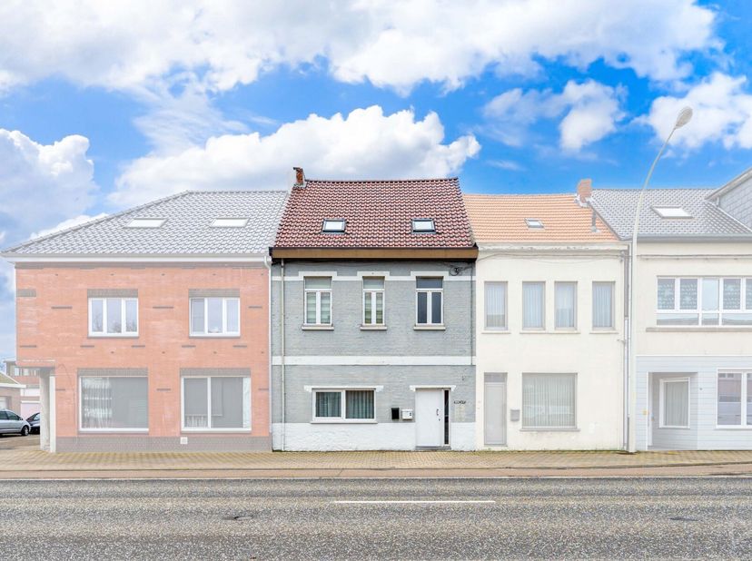 1/ Benedenverdieping:&lt;br /&gt;
-Gemeenschappelijke Inkomhal :&lt;br /&gt;
- Woonkamer : Bestaande uit een zithoek, eethoek en open keuken.&lt;br /&gt;
- Open keuken: