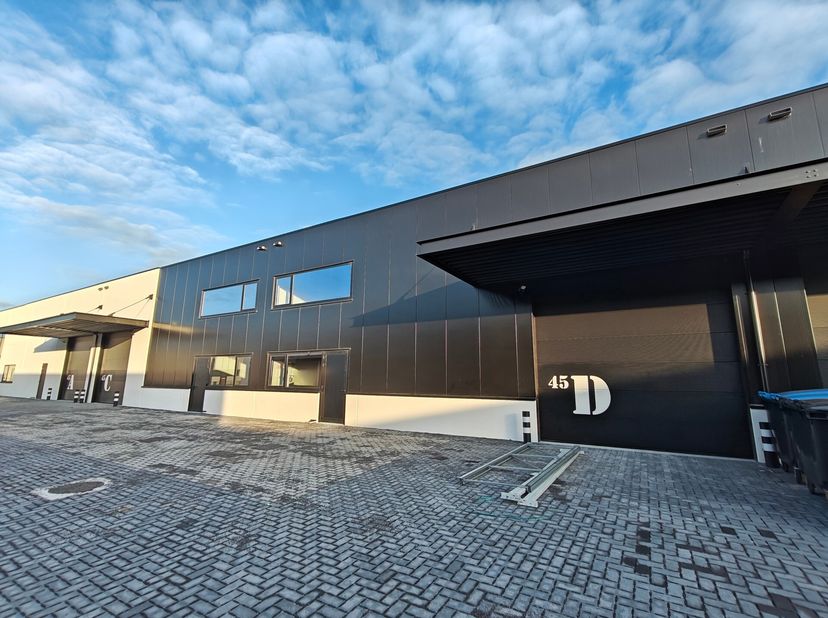 Hoogwaardig afgewerkte nieuwbouw KMO-unit met mezzanine en 6 parkeerplaatsen&lt;br /&gt;
Deze instapklare nieuwbouwunit maakt deel uit van een recente ontwi