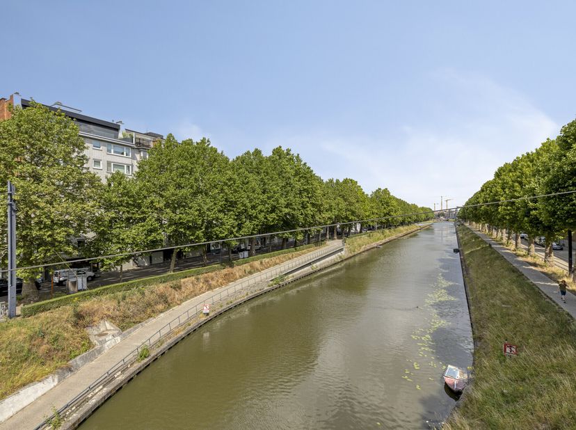 Situé au quatrième étage d&#039;un immeuble bien entretenu, cet appartement (94 m²) offre une combinaison rare de calme, de lumière et de vues sur l&#039;une de