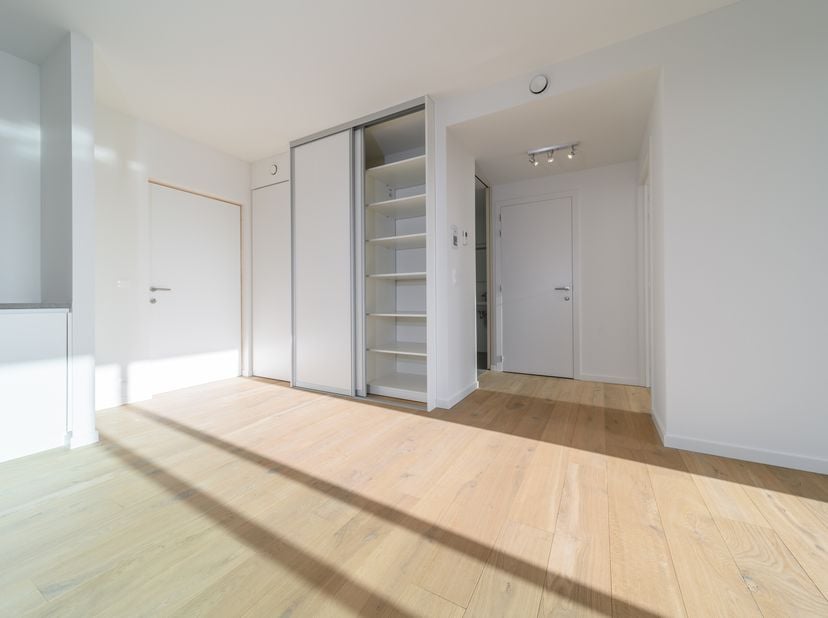 In de Residentie &#039;t Zout te Sint-Idesbald (Koksijde) vinden we deze nieuwbouw assistentieflat (59 m²) te koop. Het appartement is gelegen in de Koning