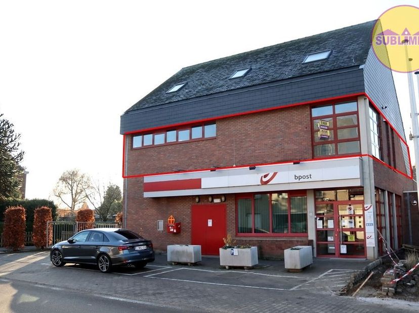 Dit ruime appartement (108m²) is gelegen in het centrum van Meerhout.&lt;br /&gt;
De markt, de handelaars, de basisschool en bushalte zijn in de onmiddellij