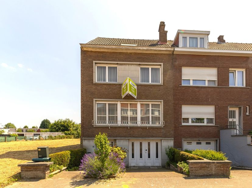 Immo Pické biedt U deze rustig gelegen woning aan gelegen in de onmiddellijke omgeving van scholen, winkels, openbaar vervoer en de belangrijkste verb