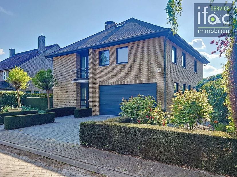 Spacieuse villa sur un terrain exclusif (8a16ca), avec jardin orienté sud-ouest, offrant une vue sur les champs et sur The National Golf Brussels, ext