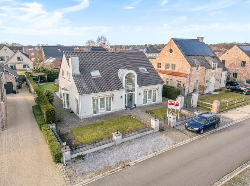 Bij het betreden van de woning kom je binnen in een uitnodigende inkomhal, voorzien van een vestiaire en toilet. Vanuit de hal krijg je toegang tot de