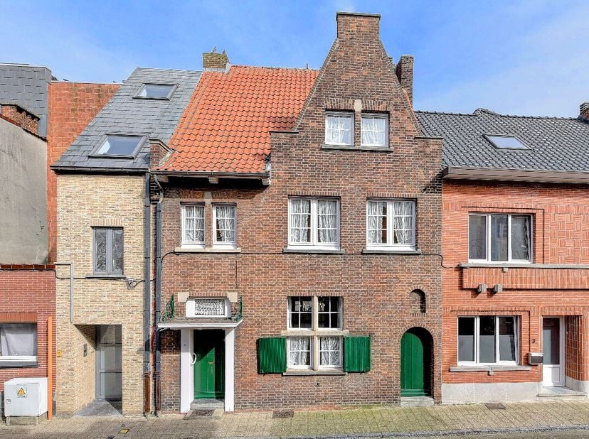 Charmante woning met 4 (mogelijk 5) slaapkamers in het centrum van Scherpenheuvel. Het betreft een woning die mits de nodige opfrissing kan omgetoverd