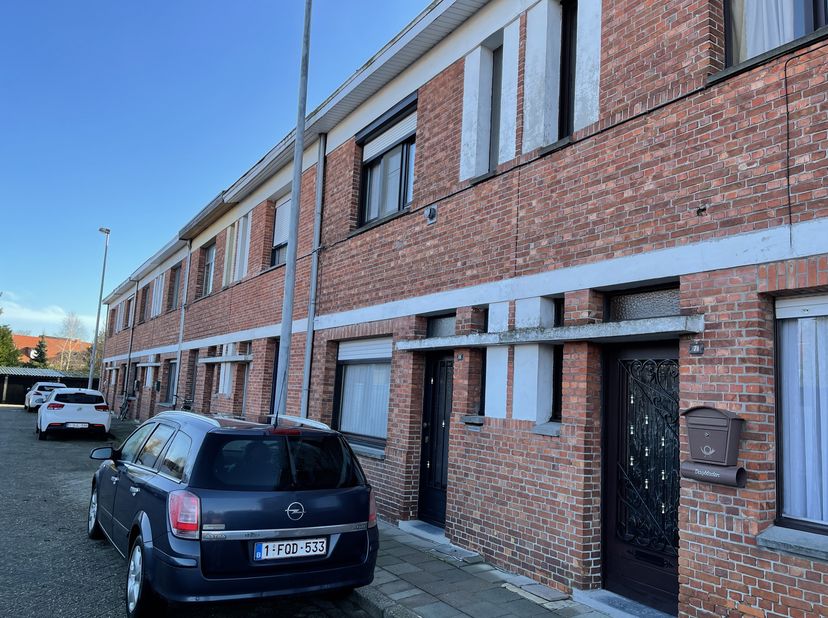 Goed onderhouden, instapklare woning rustig gelegen in een doodlopende zijstraat van de Lokerenstraat (tussen Boomstraat en Zandstraat). Tegelvloeren