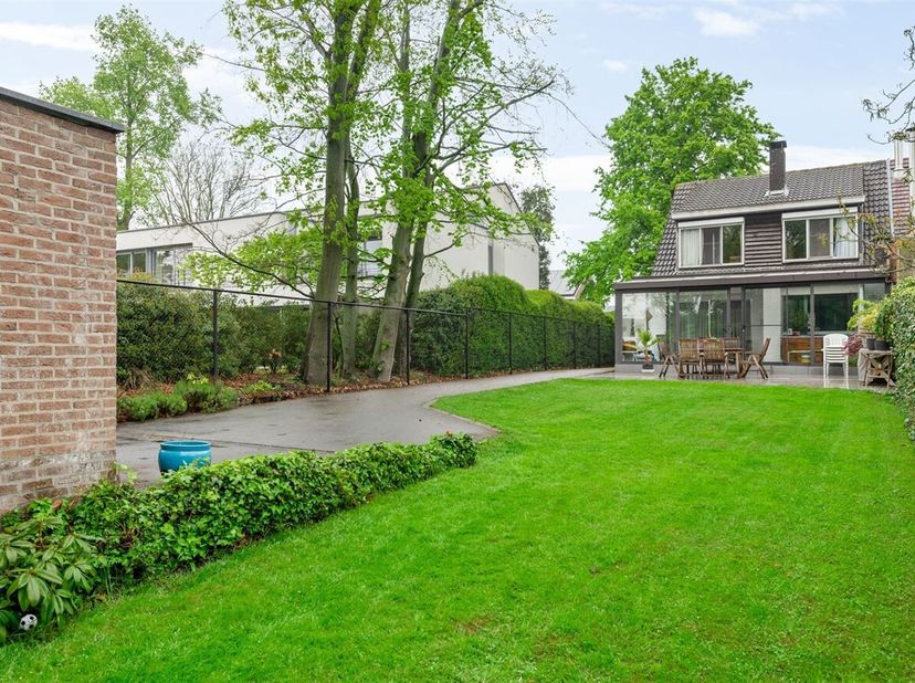 Karaktervolle woning voorzien van 3 slaapkamers op een perceel van 888m² op toplocatie te Lint biedt tal van mogelijkheden. &lt;br /&gt;
Ligging: Gelegen op