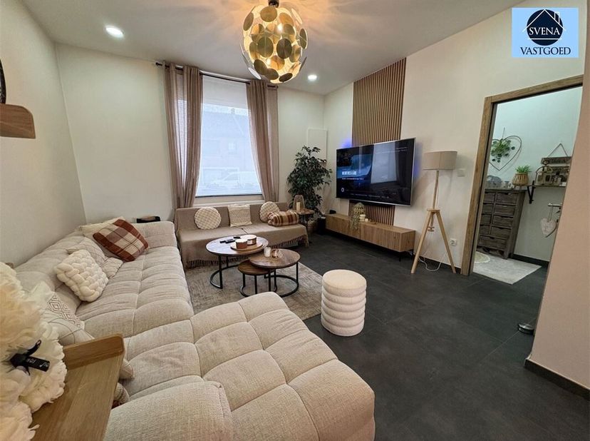 ZEER MOOIE EN EIGENTIJDSE WONING MET 4 SLAAPKAMERS&lt;br /&gt;
Richtprijs: 375.000 euro&lt;br /&gt;
Deze woning is gelegen nabij winkels, scholen, openbaar vervoe