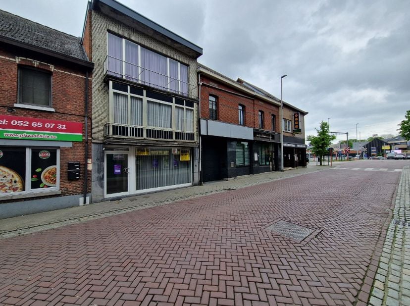 Buggenhout, Kerkstraat 48.&lt;br /&gt;
Commercieel interessant gelegen gelijkvloerse kantoorruimte.&lt;br /&gt;
&lt;br /&gt;
Deze kantoorruimte is gelegen aan de Kerkst