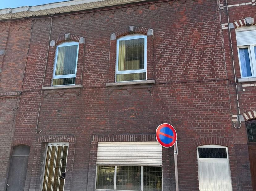 Mont-sur-Marchienne - À VENDRE&lt;br /&gt;
 Maison de +/- 173 m² habitables, comprenant 3 chambres et jardin.&lt;br /&gt;
Elle se compose&lt;br /&gt;
- au rez-de-chauss