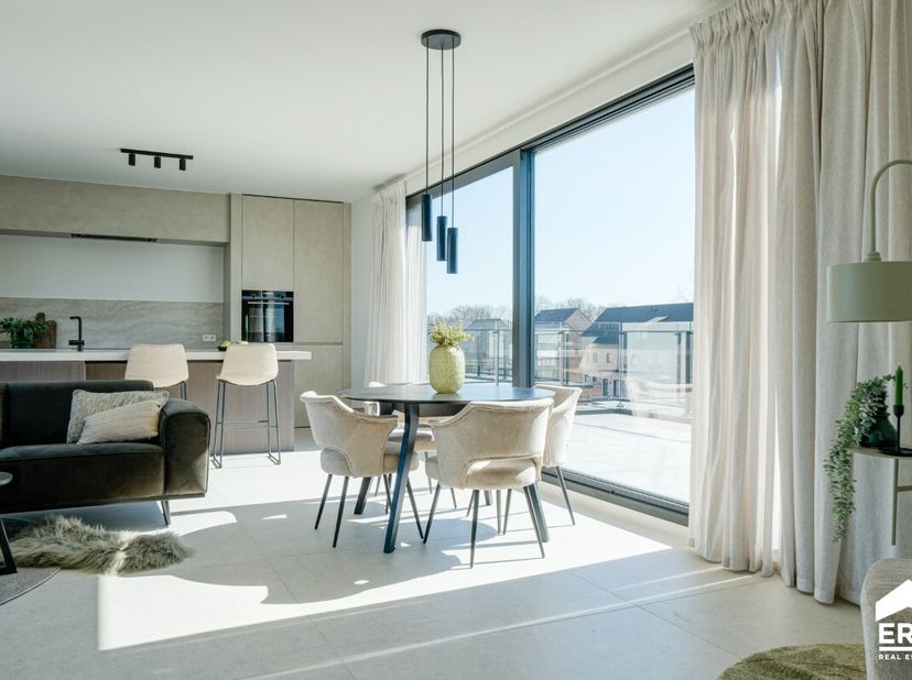 Dit prachtige penthouse is gelegen in de Zavelvennestraat, een rustige omgeving in het groene Kiewit. Het energiezuinige geheel heeft een bewoonbare o