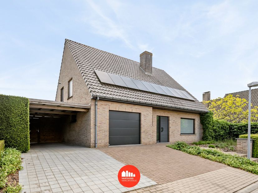 Deze goed onderhouden villa is gelegen op het eind van een doodlopende straat en omvat een gelijkvloerse verdieping met inkom, toilet, ruime lichtrijk