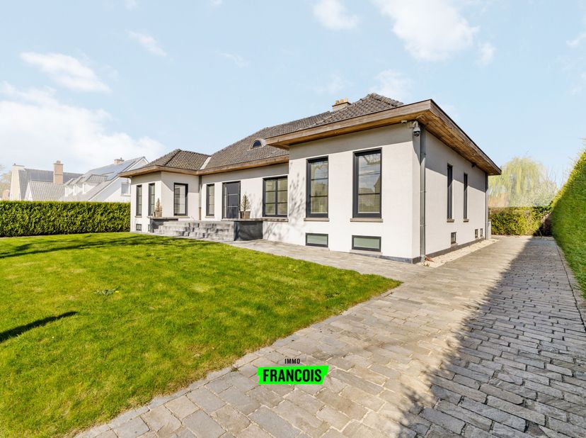 Volledig instapklare villa te Koop in Zwevegem!&lt;br /&gt;
Deze prachtige villa in Zwevegem combineert tijdloze charme met moderne gemakken en biedt alles