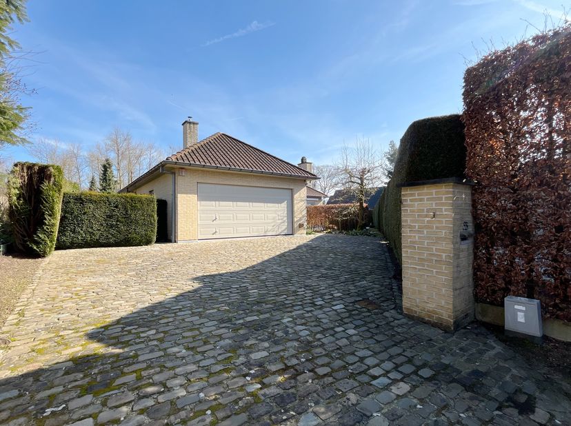 Deze laagbouwvilla is gelegen op het einde van een doodlopende straat in Dikkelvenne (Gavere). In deze residentiële wijk is het rustig vertoeven in he