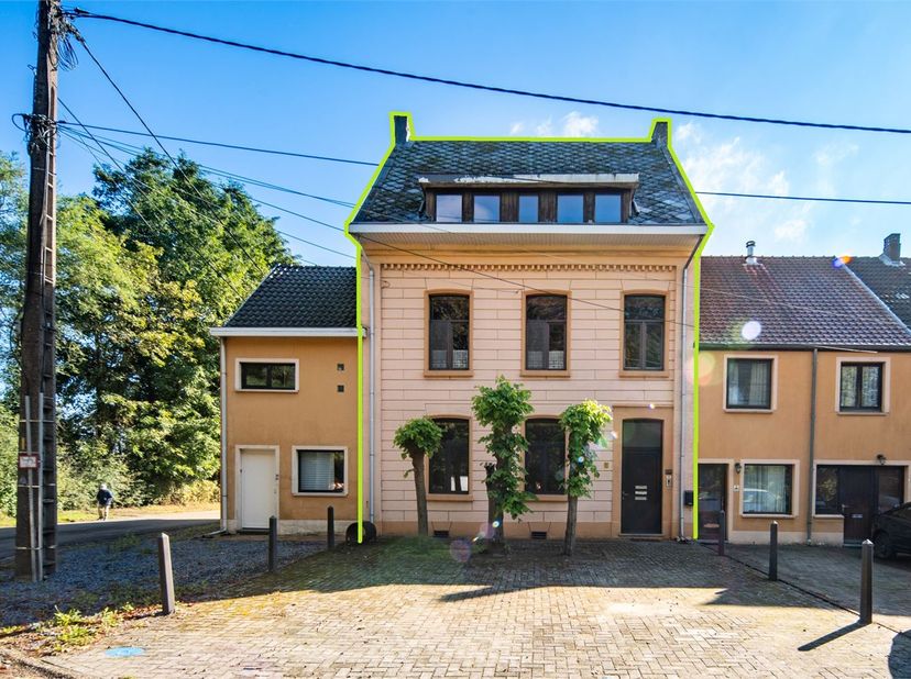 IDEALIS VASTGOED – ZEER RUIM KARAKTERISTIEK HERENHUIS TE WIJCHMAAL, PEER! Dit ruime herenhuis omvat maar liefst 198m² bewoonbare oppervlakte op een pe