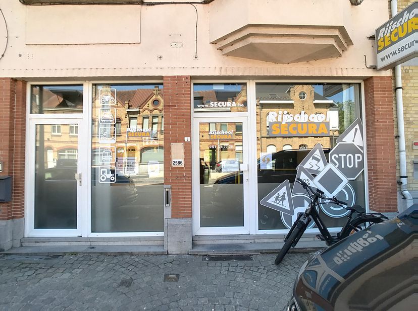 Ce rez-de-chaussée commercial d&#039;une superficie d&#039;environ 115 m² est actuellement utilisé comme centre d&#039;auto-école. Le bâtiment est divisé en plusieur