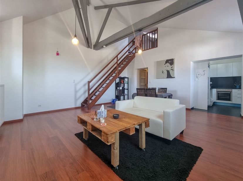 Bel appartement deux chambres style loft situé au 2ème étage&lt;br /&gt;
Hall d&#039;entrée, wc séparé, grand espace living lumineux de +/- 33 m2 comprenant salo