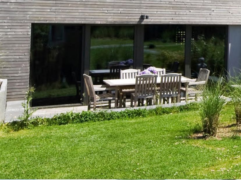 Dans un cadre verdoyant unique. Rez-de-jardin 3 chambres avec terrasse et extérieur privatif. Dans un nouvel ensemble résidentiel contemporain à taill