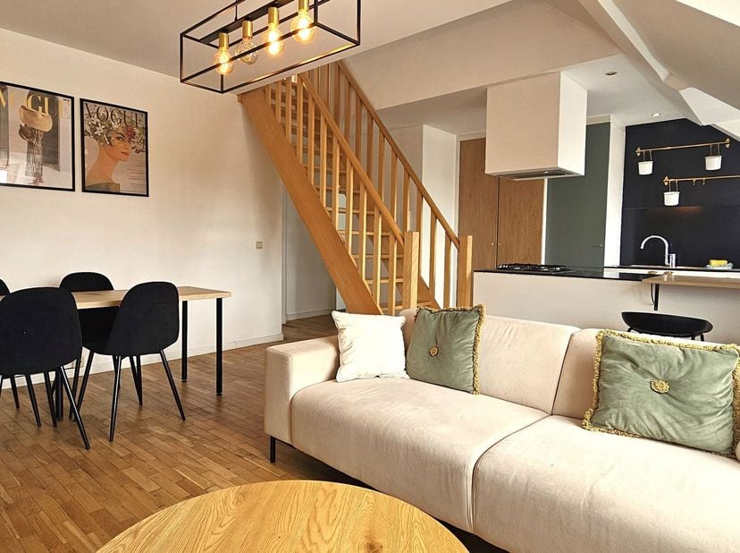Situé au 3 étage dun immeuble de caractère au sein dune petite copropriété, ce superbe duplex allie charme de lancien et confort moderne. Développant