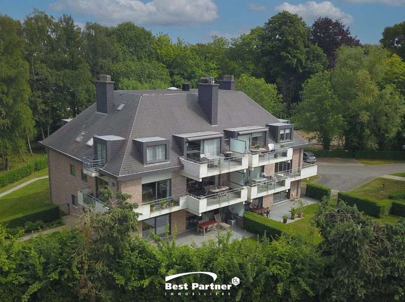 Ligging&lt;br /&gt;
Geniet van een rustige, groene omgeving op een boogscheut van het centrum van Enghien, het station en alle voorzieningen (golfterrein, s