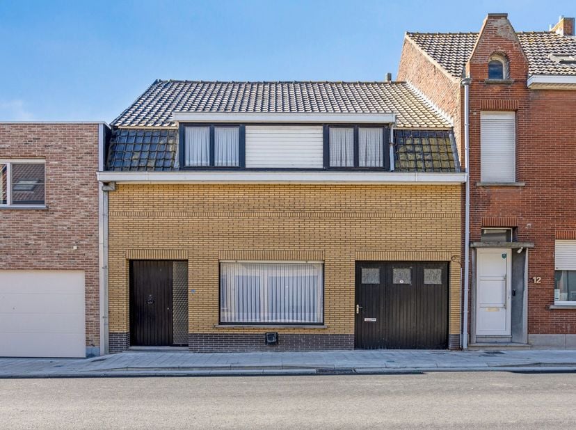 Gelegen in de Lichterveldestraat, op wandelafstand van de markt, supermarkten, een bakker, viswinkel en tal van andere voorzieningen, bevindt zich dez
