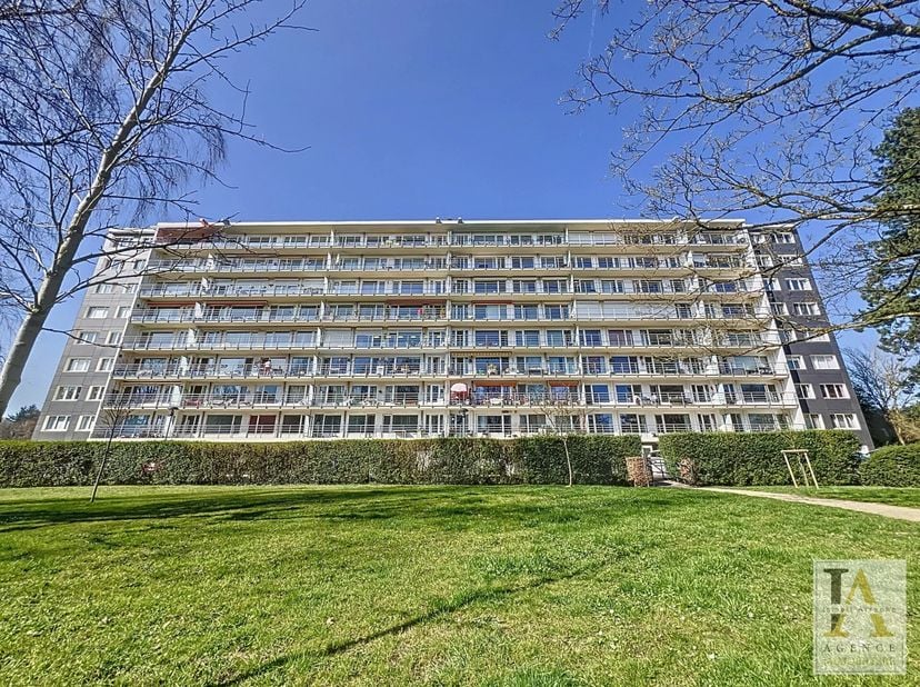Nous vous proposons cet appartement lumineux de 2 chambres situé dans un grand immeuble du Bay Bonnet à Fléron.&lt;br /&gt;
Idéalement conçu pour offrir con
