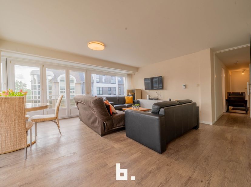 Dit mooie, zonnige hoek appartement ligt op slechts 100 meter van de zee en biedt een perfecte combinatie van comfort en locatie. Het appartement besc
