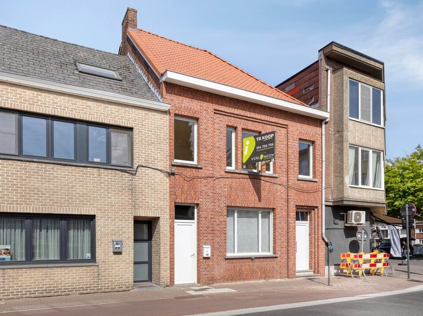 Deze woning ligt in een rustige straat in hartje Mol, vlak bij het Rondplein, het ziekenhuis, het station, winkels, sportvoorzieningen, scholen, busha