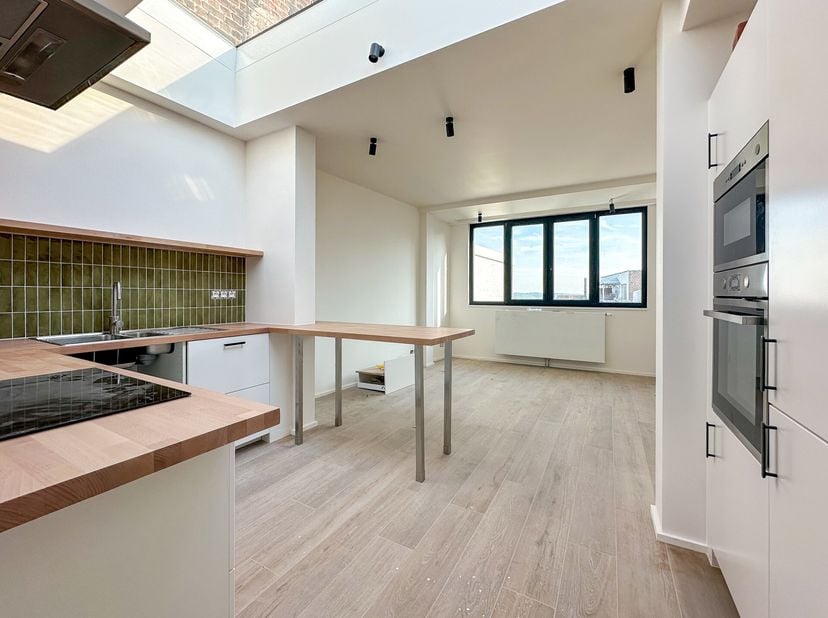 UCCLE - Proche des commerces et des transports en commun, ce lumineux APPARTEMENT (1ch/1sdd) de 1ere occupation et situé au premier étage d&#039;une petite