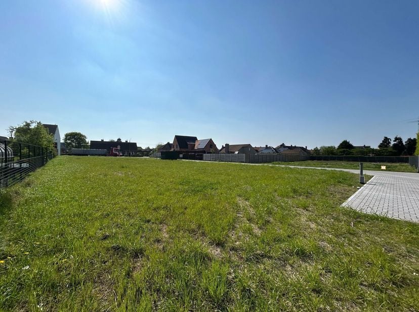 Mooi gelegen VERKAVELING voor 7 woningen. BOUWKLAAR, wegenis reeds aangelegd.
