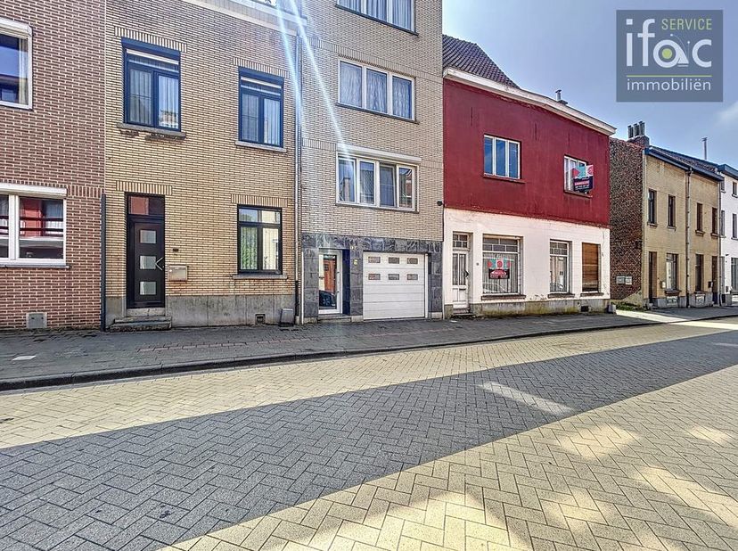 Agréable appartement en duplex, avec 3 chambres à coucher, garage, terrasse spacieuse et beau jardin !&lt;br /&gt;
&lt;br /&gt;
Duplex inversé avec au 1er étage :