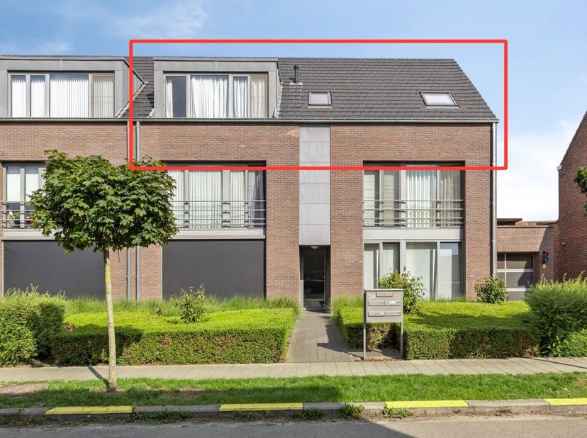 À vendre: &lt;br /&gt;
Disposition: &lt;br /&gt;
Rez-de-chaussée:&lt;br /&gt;
- hall d&#039;entrée commun&lt;br /&gt;
- escalier&lt;br /&gt;
- ascenseur&lt;br /&gt;
Étage 2:&lt;br /&gt;
- entrée&lt;br