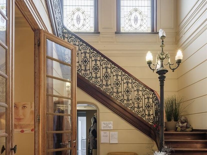 Maison de maître exclusive avec locaux commerciaux à Alost&lt;br /&gt;
Faites une offre à partir de 1 100 000€.&lt;br /&gt;
Cette prestigieuse maison de maître  s