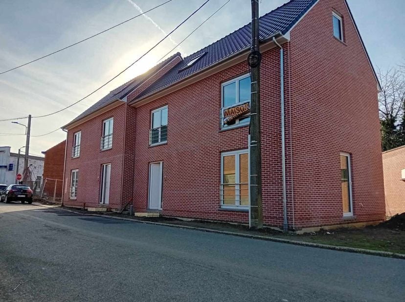 A vendre 2 nouvelles constructions avec de beaux volumes et un excellent PEB ( A +) comprenant un hall dentrée et coin vestiaire, buanderie, wc, , liv