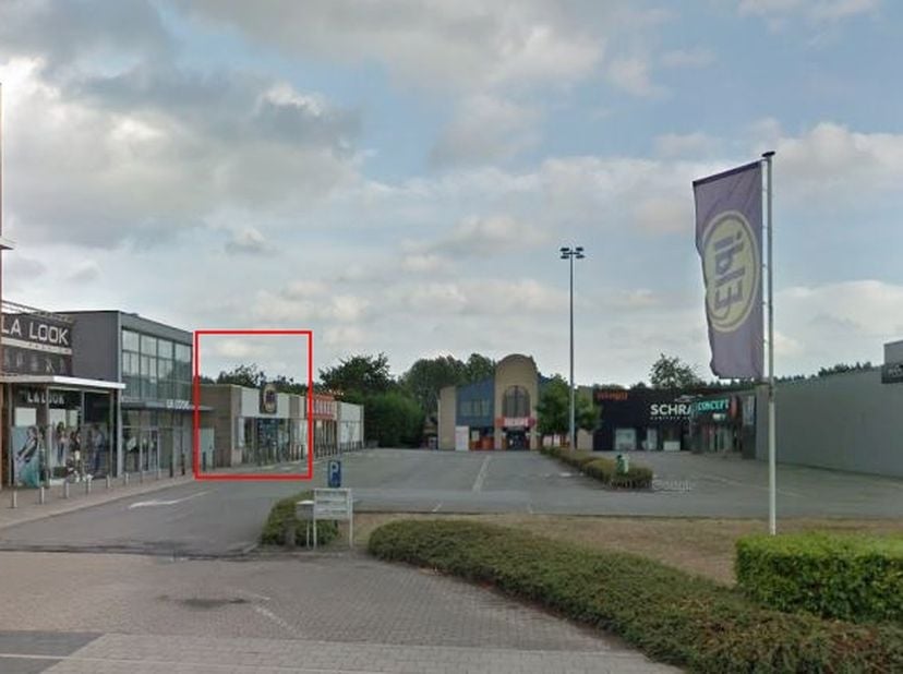 Handelseigendom te koop, gelegen op een baanlocatie in Zandhoven op een perceel van ca. 327 m² met veel passage en een grote voorgelegen parking. Park