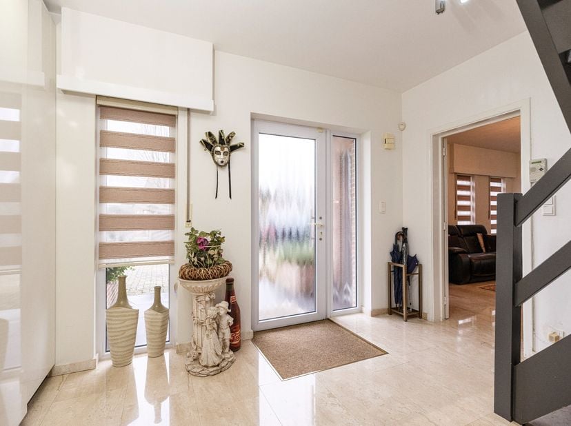 Woning gelegen te Meer op een boogscheut van op en afrit E19 (Antwerpen-Breda), op een west georiënteerd perceel van ca. 5.447 m²&lt;br /&gt;
Deze woning is