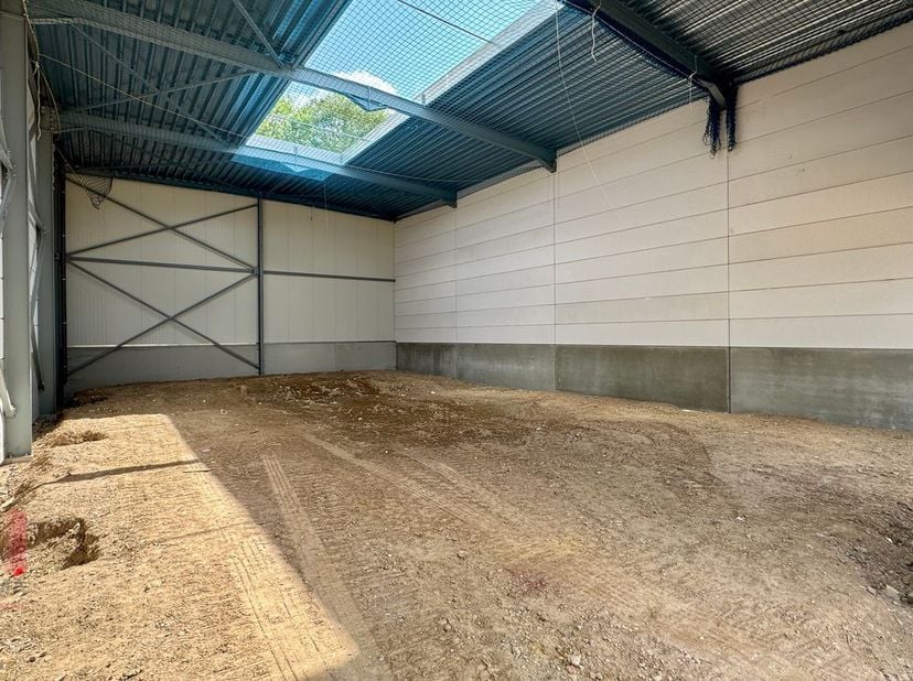 Unité PME nouvellement construite d&#039;une superficie de 240 m² à vendre avec un emplacement fantastique le long de la route commerciale Brusselbaan à He