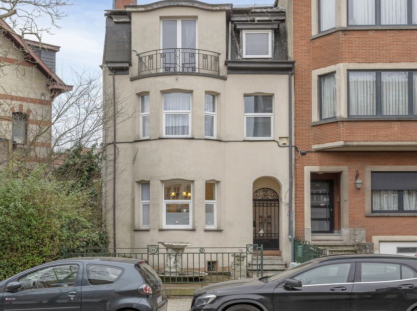 Une spacieuse maison unifamiliale située dans un quartier agréable de Laeken, à proximité de l&#039;Atomium, où il fait bon vivre. Cette maison se trouve à
