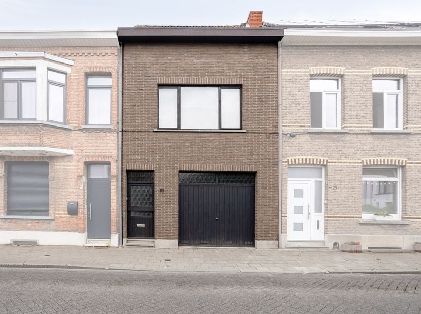 Indeling: &lt;br /&gt;
Gelijkvloerse verdieping:&lt;br /&gt;
- inkomhal met vestiaire&lt;br /&gt;
- woon- en eetkamer&lt;br /&gt;
- uitgeruste keuken&lt;br /&gt;
- apart toilet &lt;br