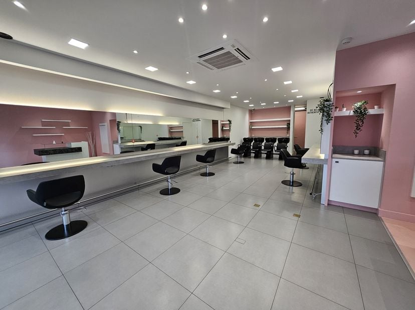 COMMERCIEEL ZEER GUNSTIG GELEGEN BEMEUBELD KAPSALON (GELIJKVLOERS) VAN 68m² LANGS DE RIJKSWEG IN MAASMECHELEN.&lt;br /&gt;
EXTRA INFORMATIE&lt;br /&gt;
- Maandeli