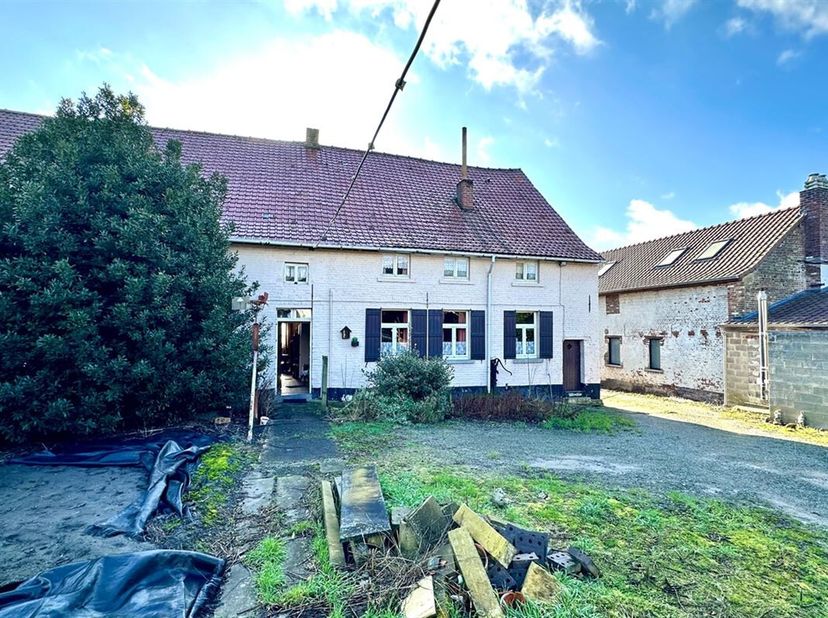 Charmante ferme à rénover à Galmaarden&lt;br /&gt;
Ferme située au calme avec écuries sur 1000m² et éventuellement un pré supplémentaire d&#039;environ 2700m². &lt;