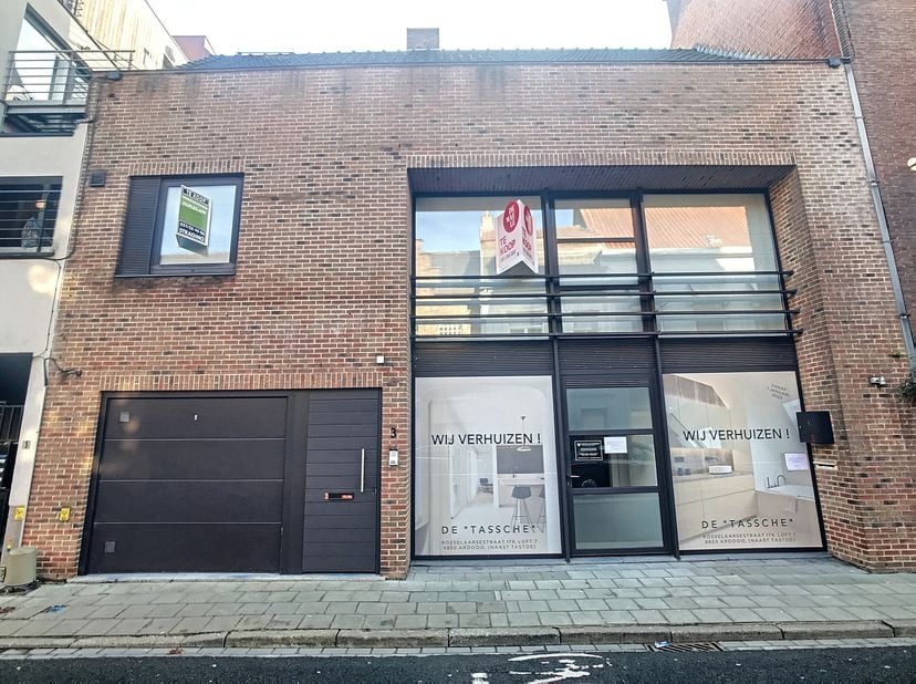 Rez-de-chaussée commercial à vendre avec un appartement en duplex supérieur situé au centre de l&#039;Iepersestraat à Roeselare.&lt;br /&gt;
Disposition de la pr